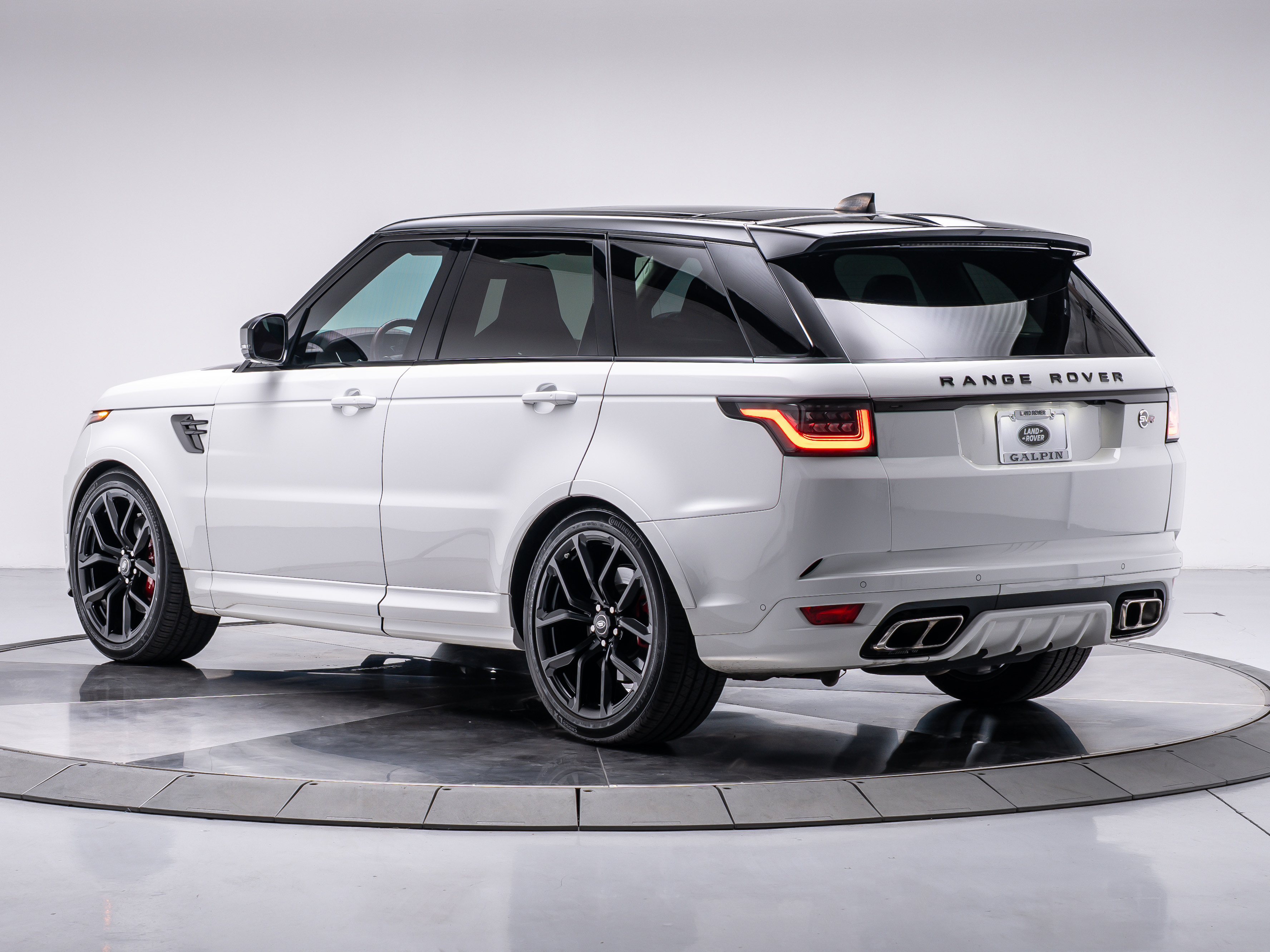 2022 Land Rover Range Rover Sport SVR photo 2
