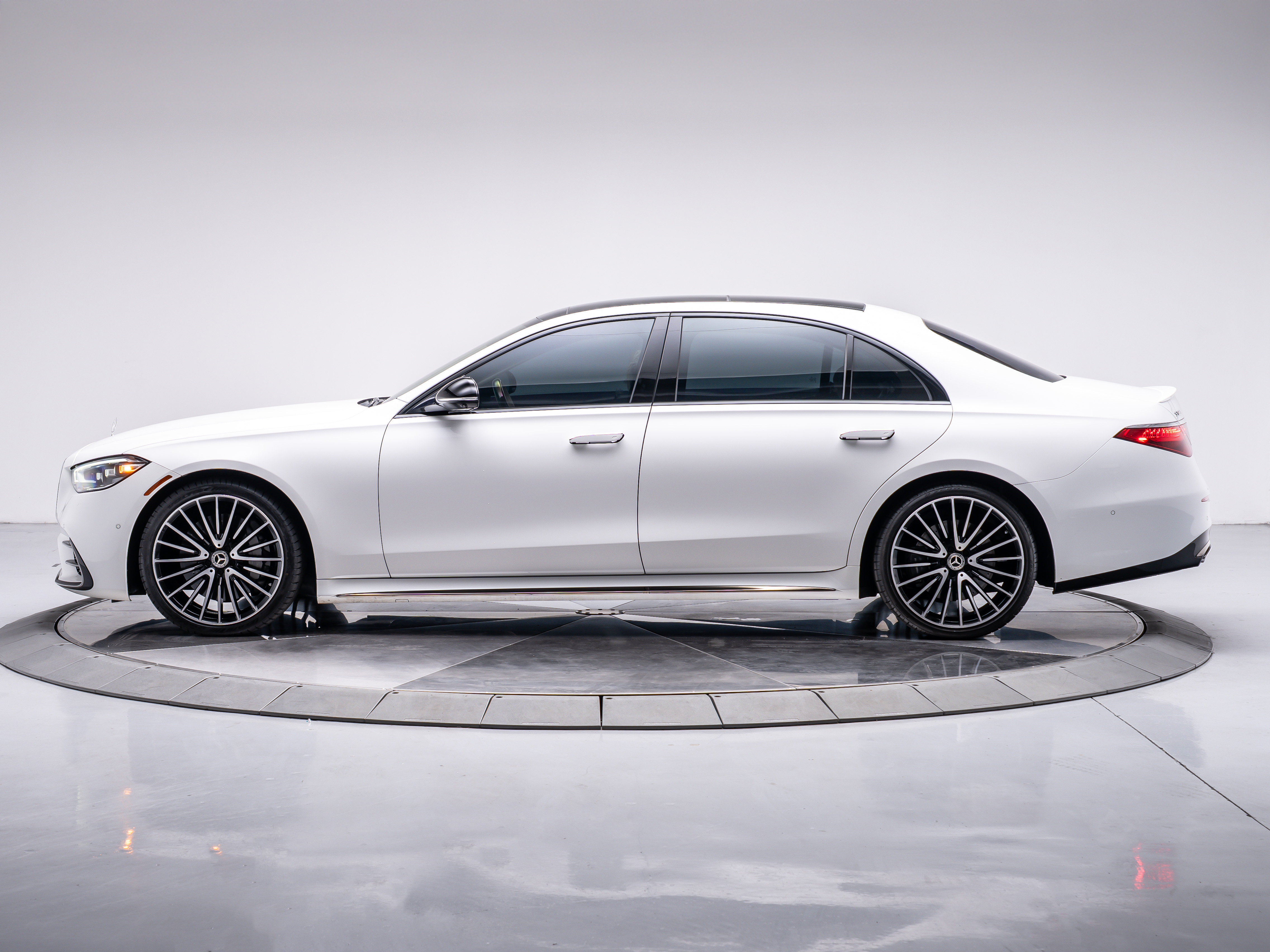 2024 Mercedes Benz S 580 photo 2
