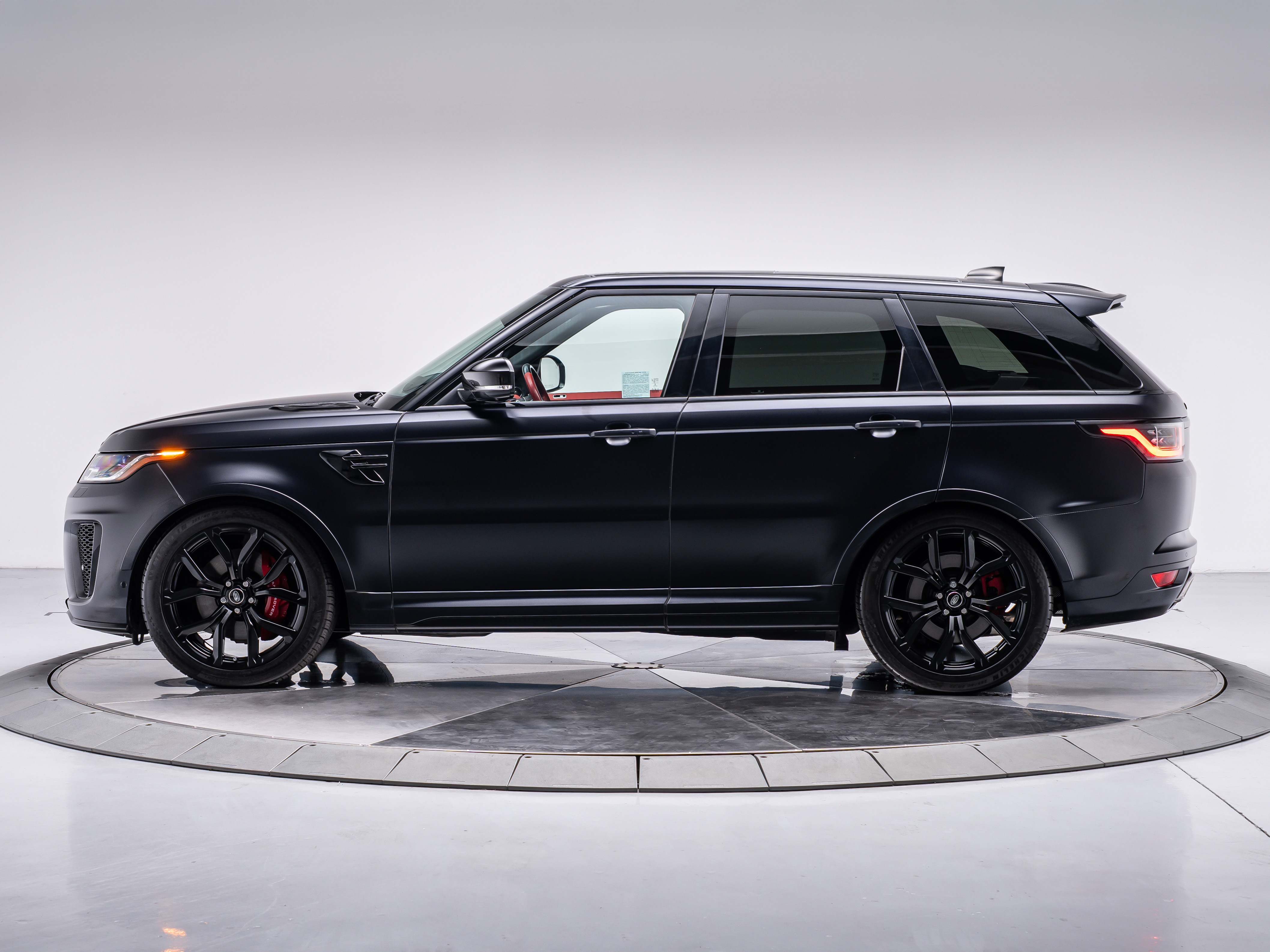 2022 Land Rover Range Rover Sport SVR photo 2