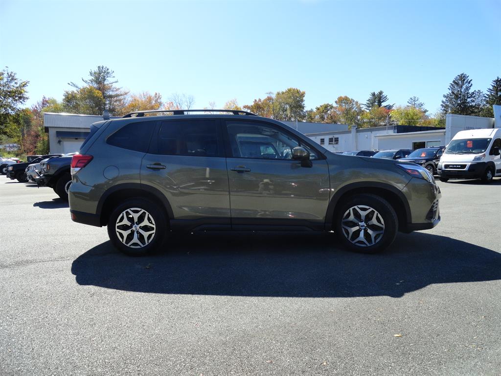 2023 Subaru Forester Premium photo 4