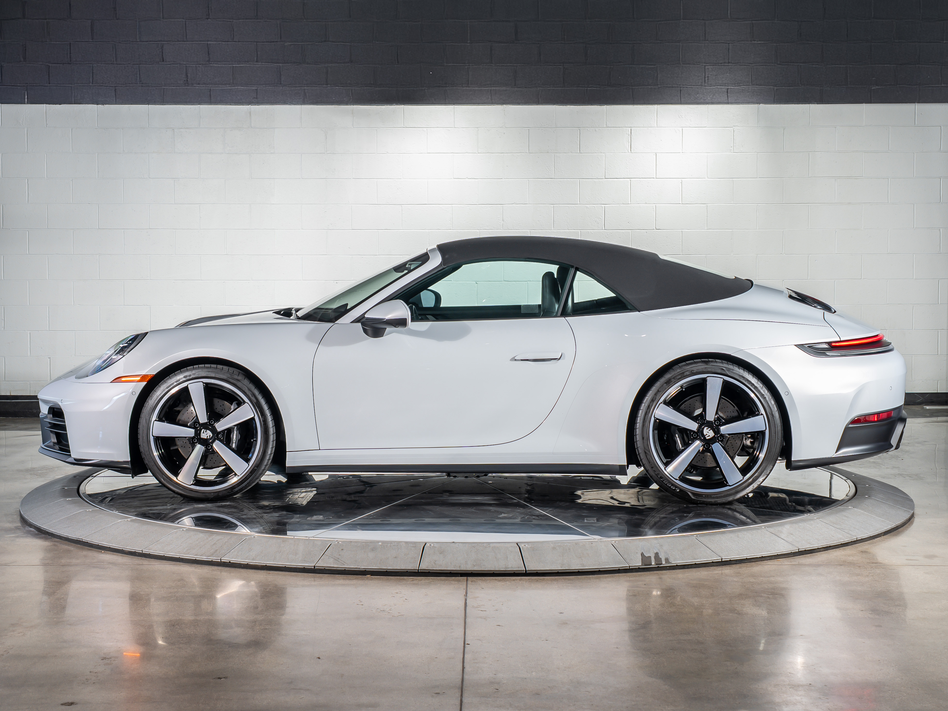 2025 Porsche 911 Cabriolet photo 2
