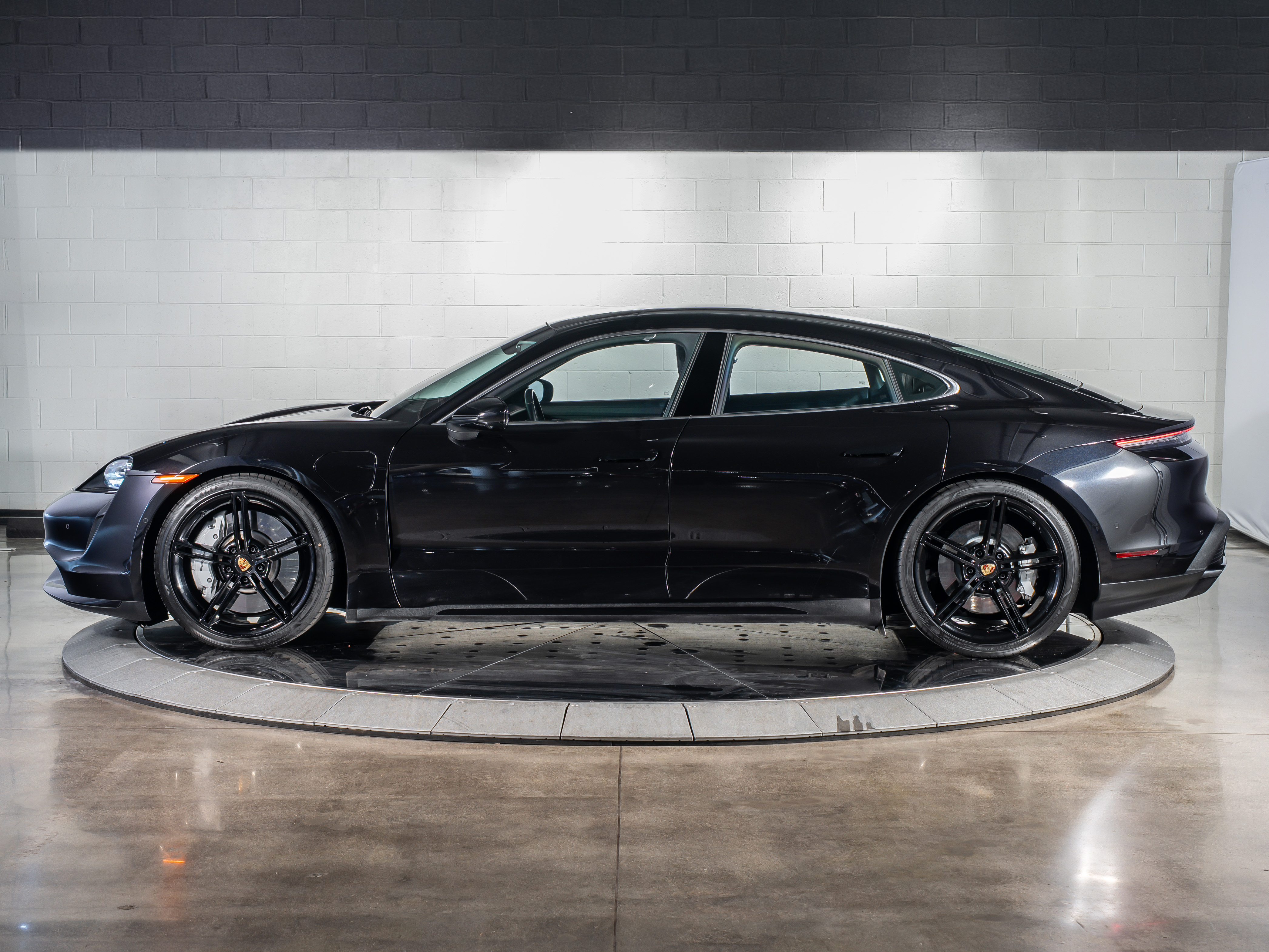 2023 Porsche Taycan Turbo photo 2