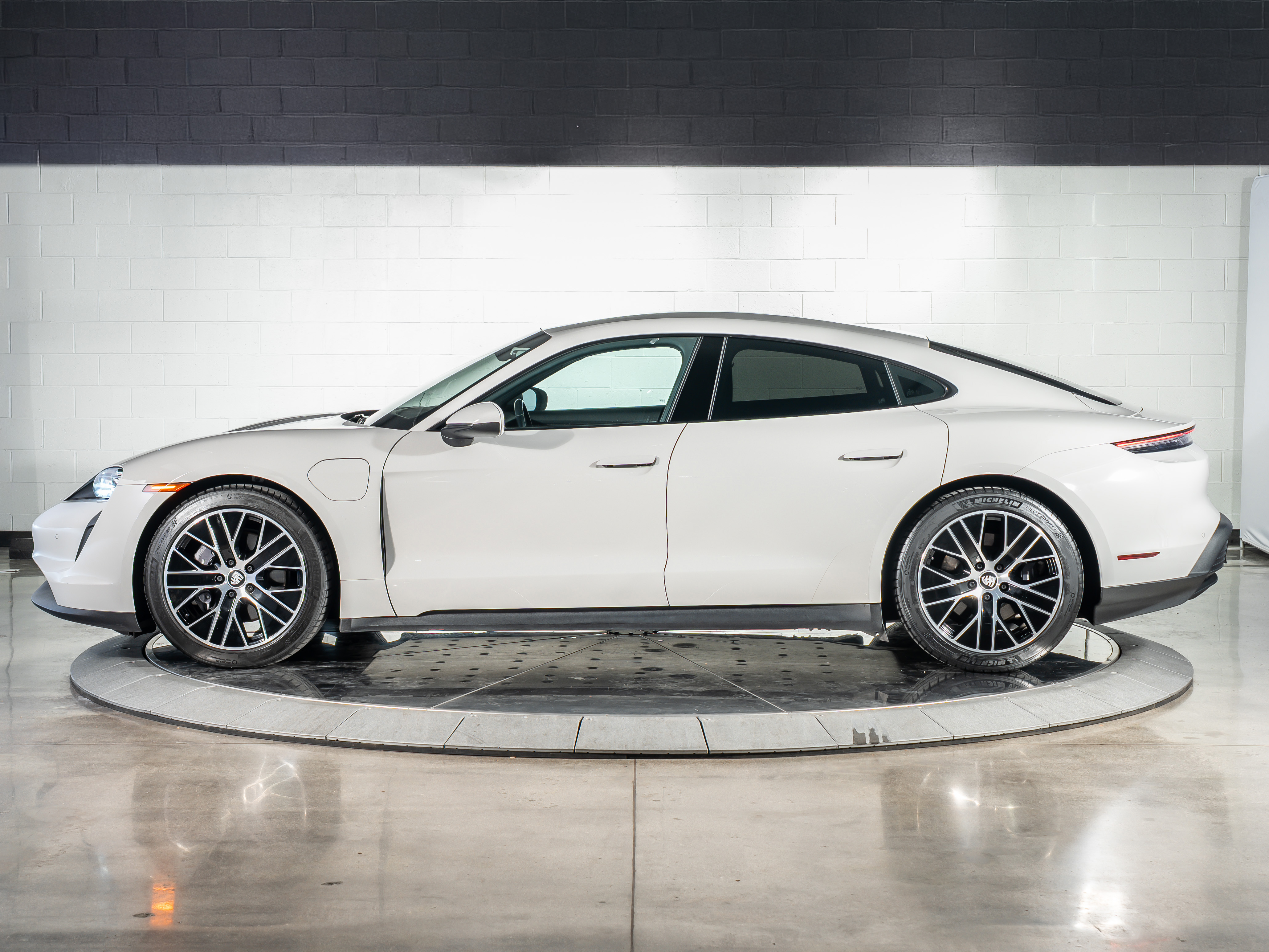 2022 Porsche Taycan photo 2