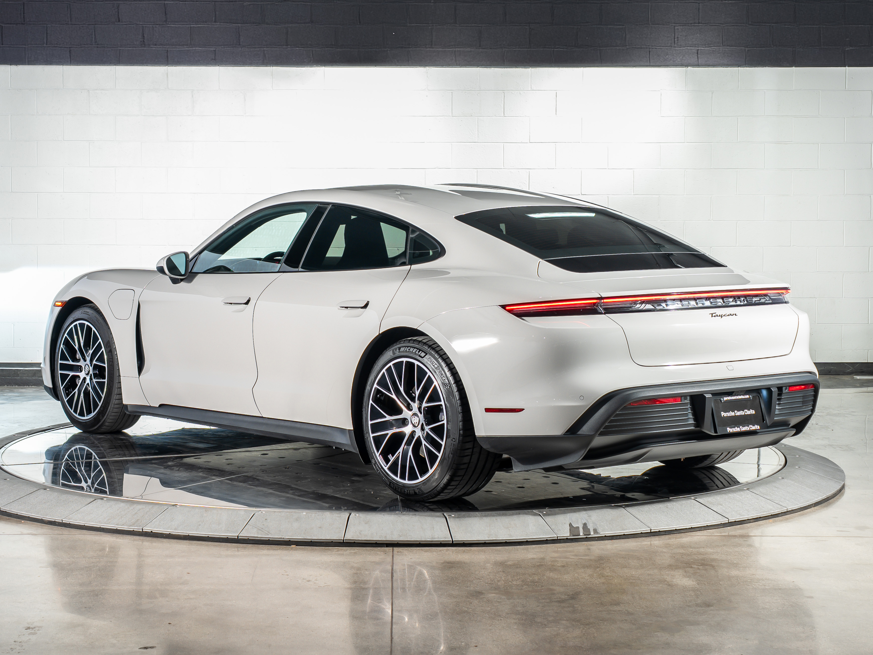 2022 Porsche Taycan photo 3