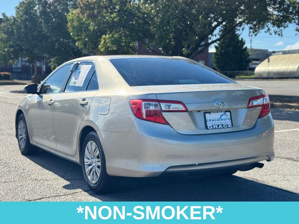 2014 Toyota Camry LE photo 3