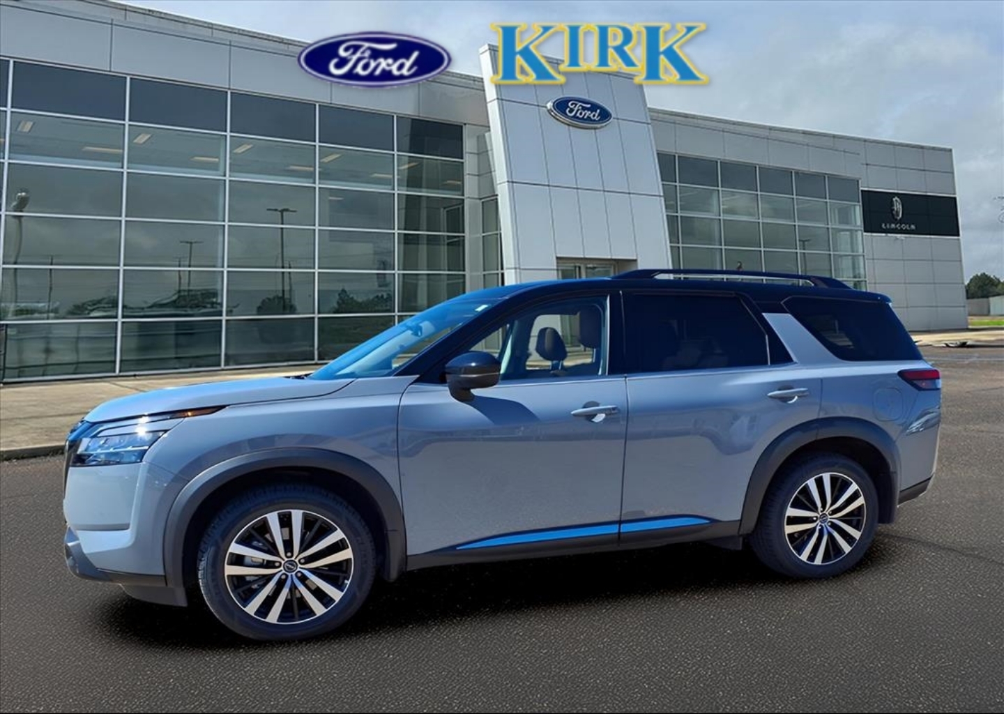 2024 Nissan Pathfinder Platinum's photo