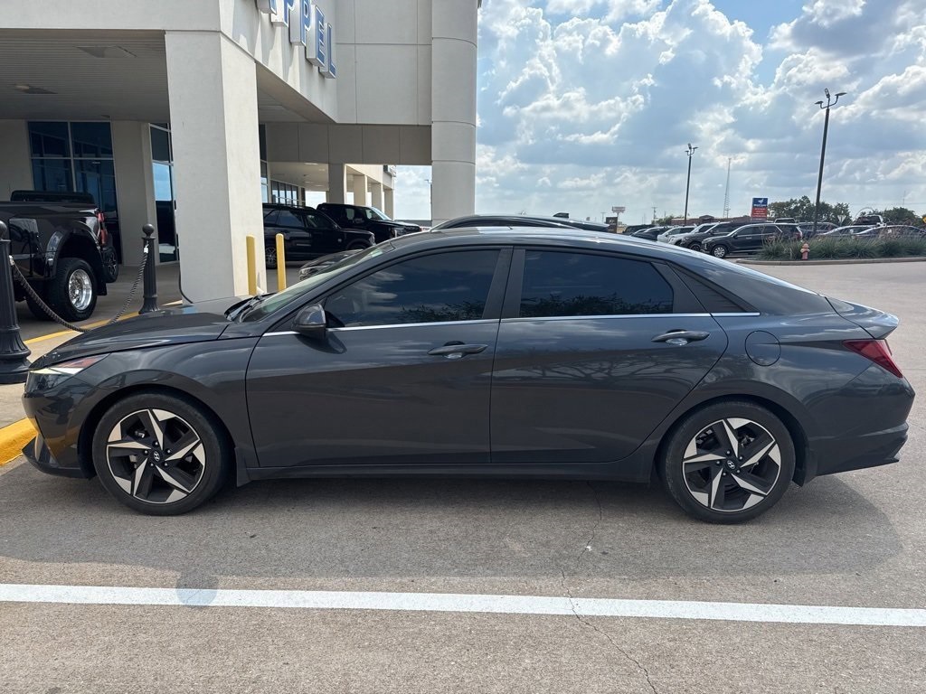 2022 Hyundai Elantra SEL photo 2