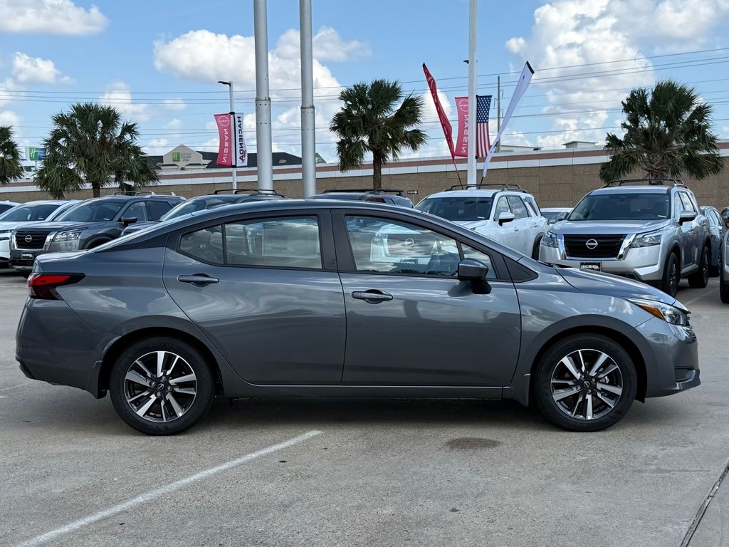 2025 Nissan Versa 1.6 SV photo 4