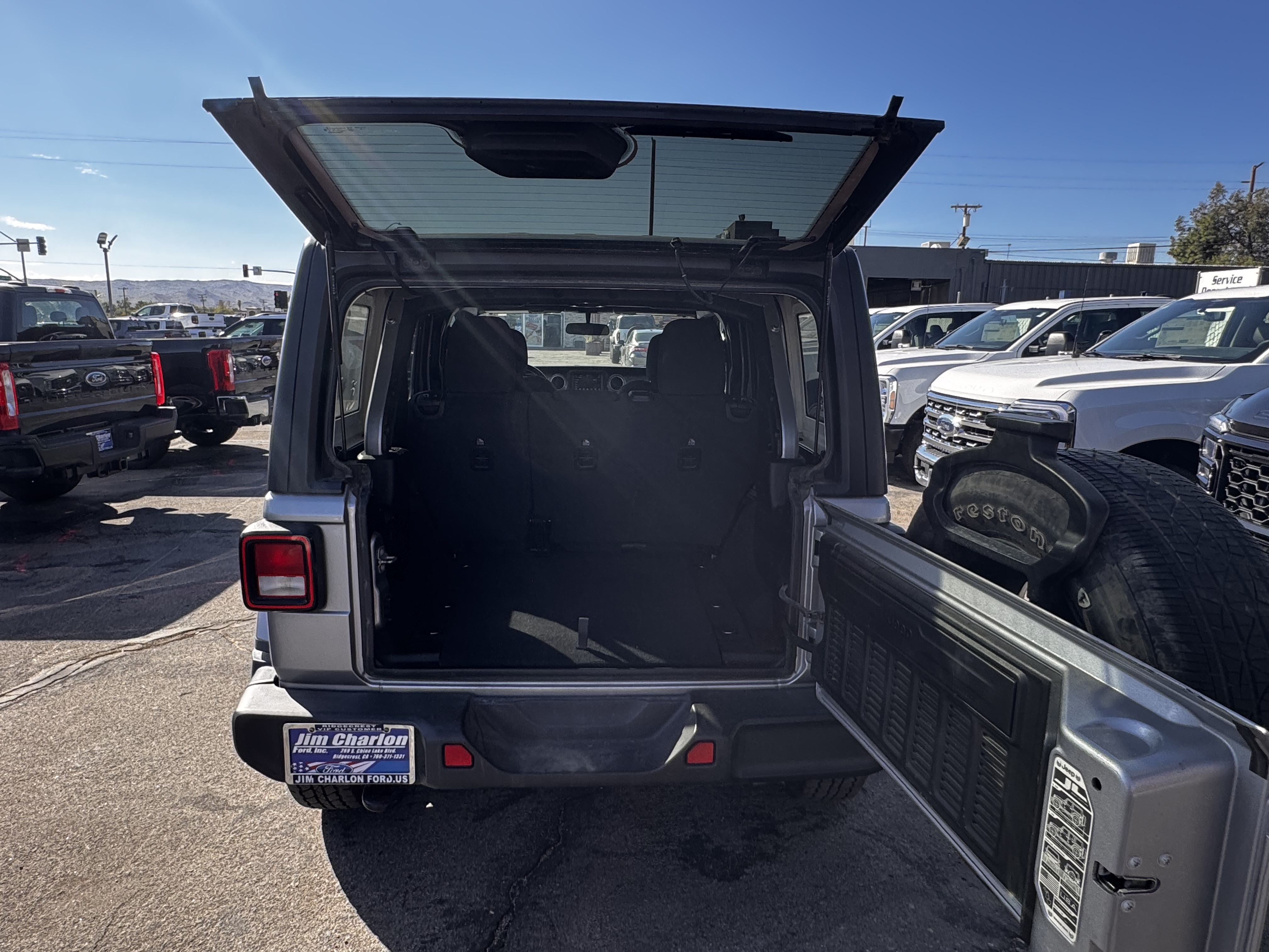 2020 Jeep Wrangler Unlimited Sahara photo 3