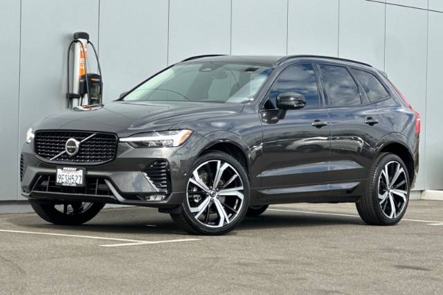 2023 Volvo XC60 B5 Ultimate Dark Theme