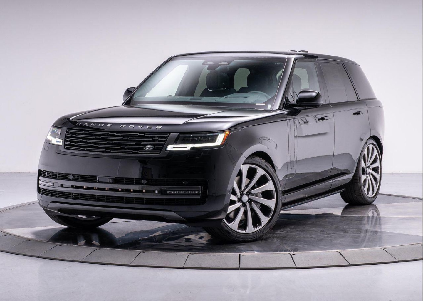 2025 Land Rover Range Rover SE's photo
