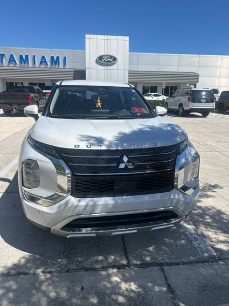 2023 Mitsubishi Outlander SE