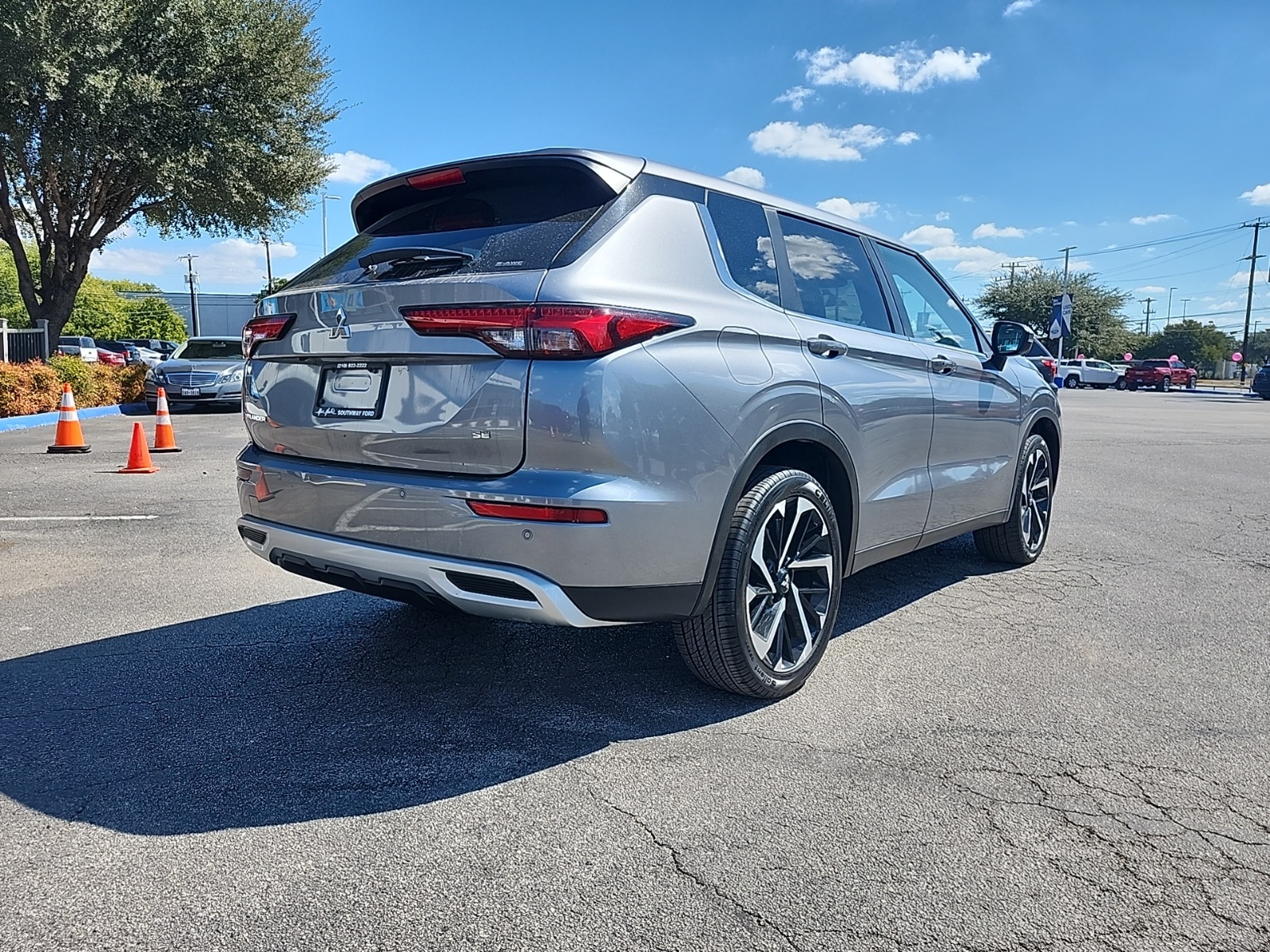 2024 Mitsubishi Outlander SE photo 3