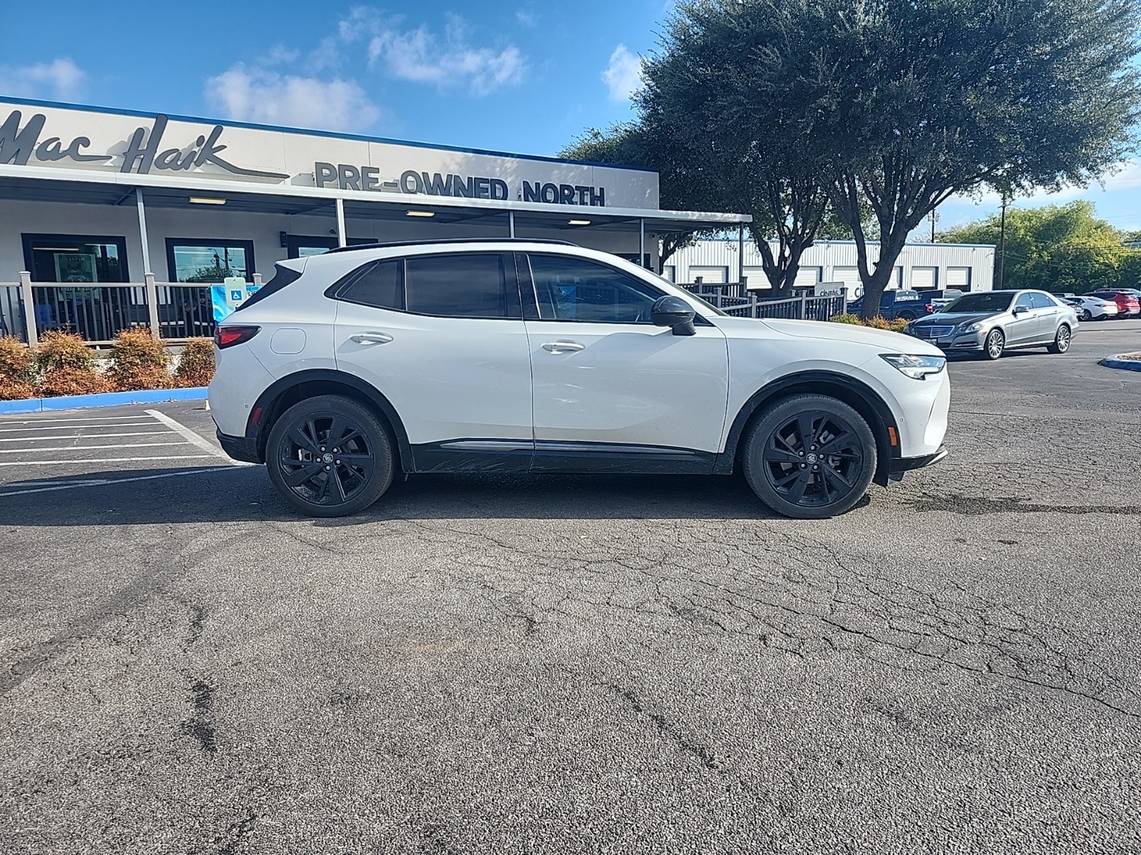 2022 Buick Envision Essence photo 2