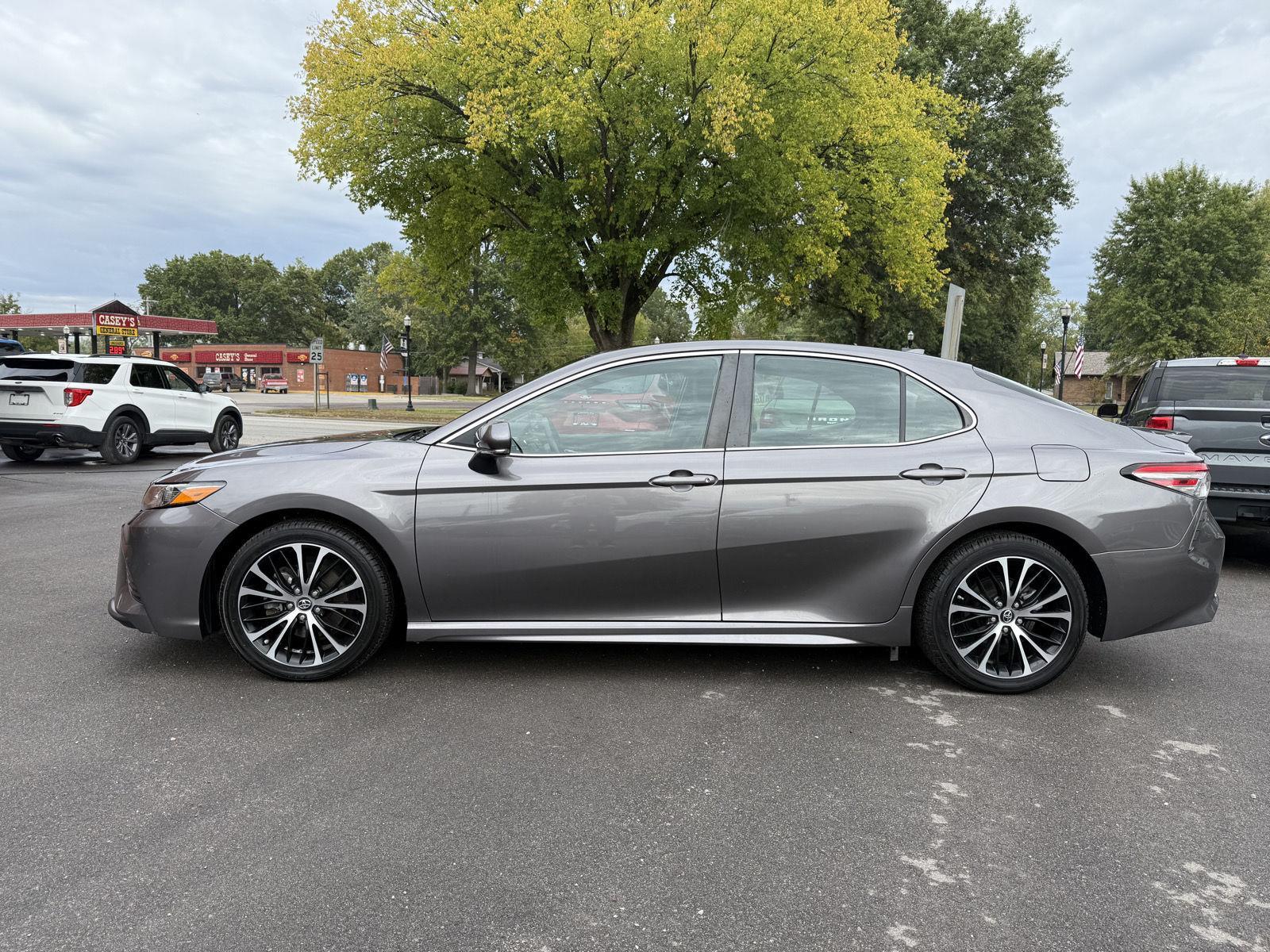 2019 Toyota Camry SE photo 3