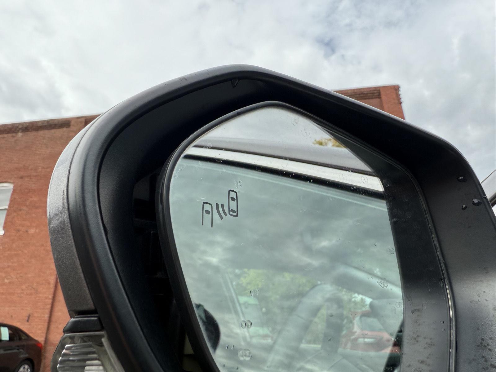 2019 Toyota Camry SE photo 4