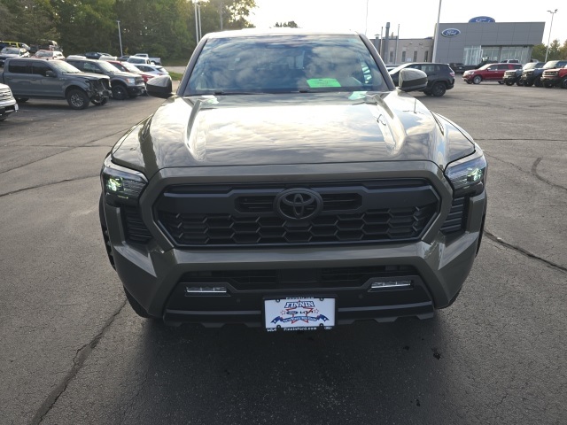 2025 Toyota Tacoma 4x4 photo 2