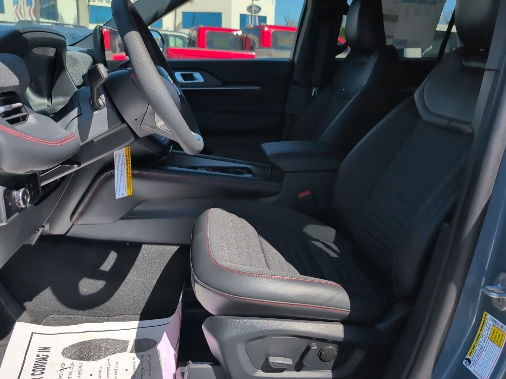 2025 Ford Explorer ST-Line photo 4