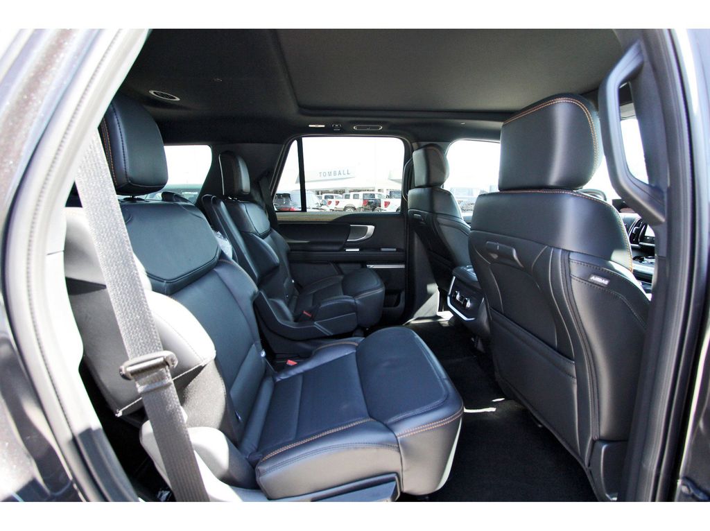 2025 Ford Expedition photo 3