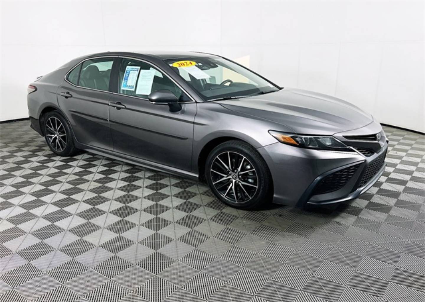 2024 Toyota Camry SE's photo