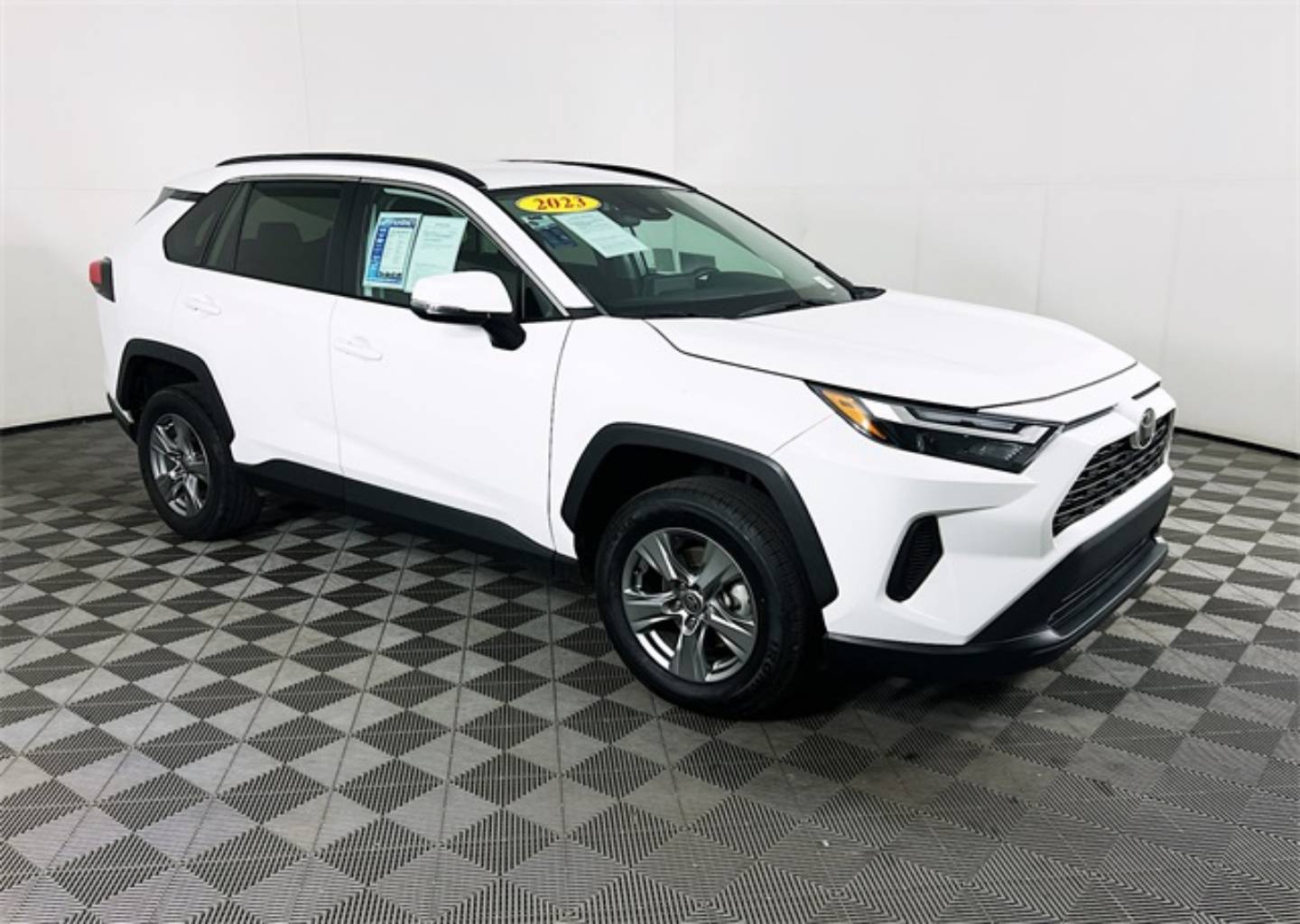 2023 Toyota RAV4 XLE's photo