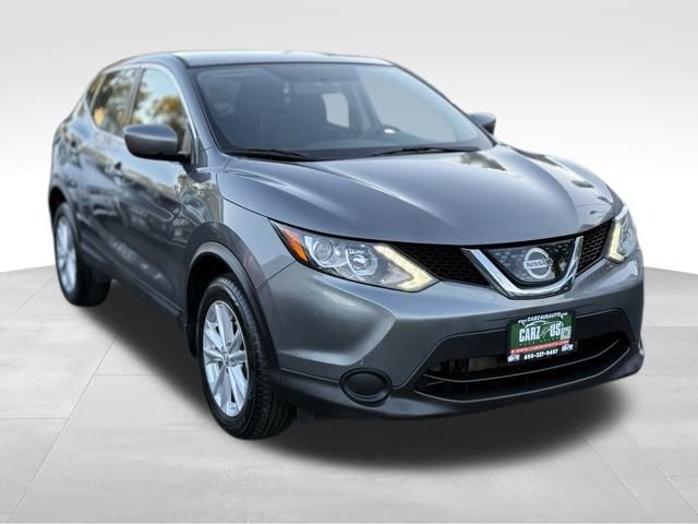 2018 Nissan Rogue Sport S photo 2