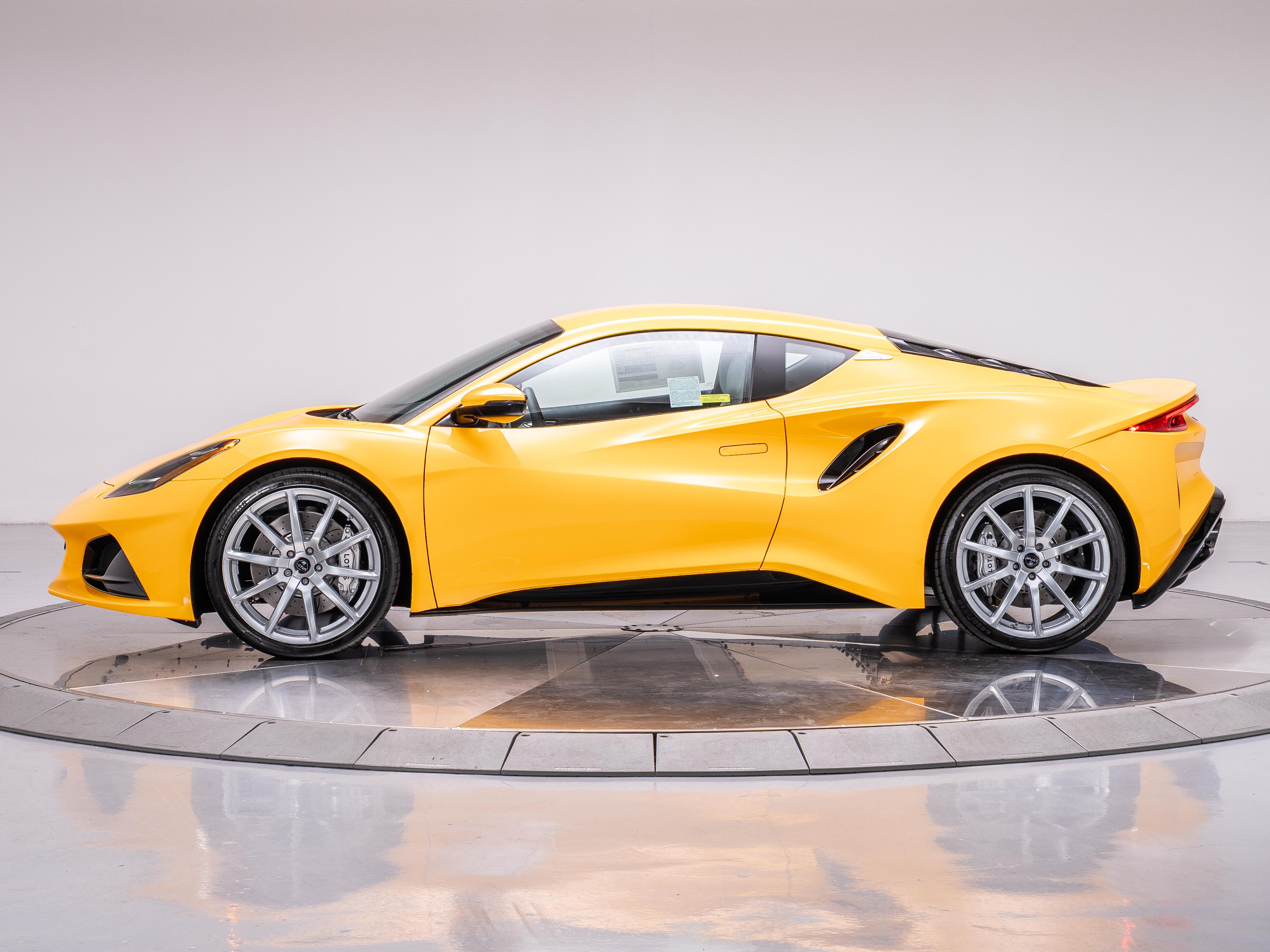 2025 Lotus Emira Base photo 2