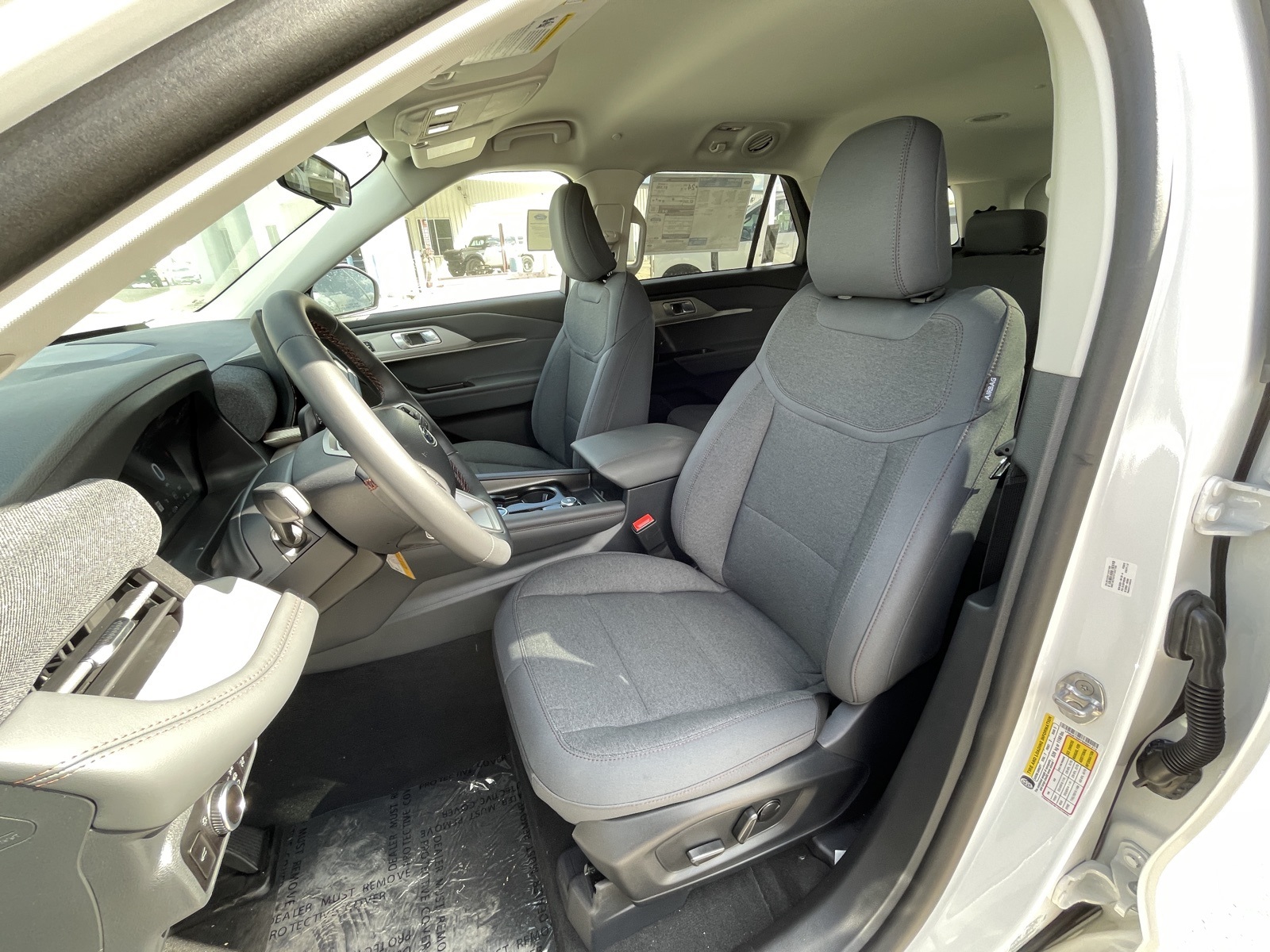 2025 Ford Explorer photo 3