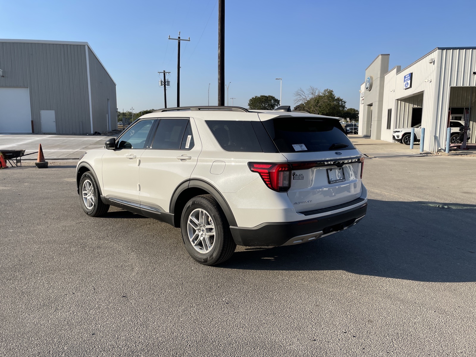 2025 Ford Explorer photo 2