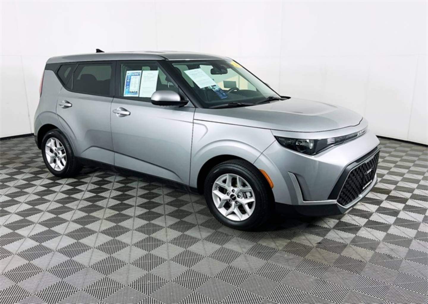 2023 Kia Soul LX's photo