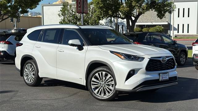 2025 Toyota Highlander Hybrid Platinum