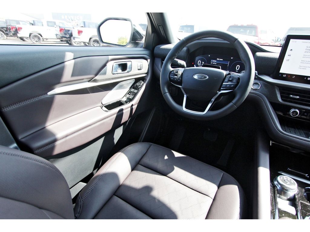 2025 Ford Explorer Platinum photo 2