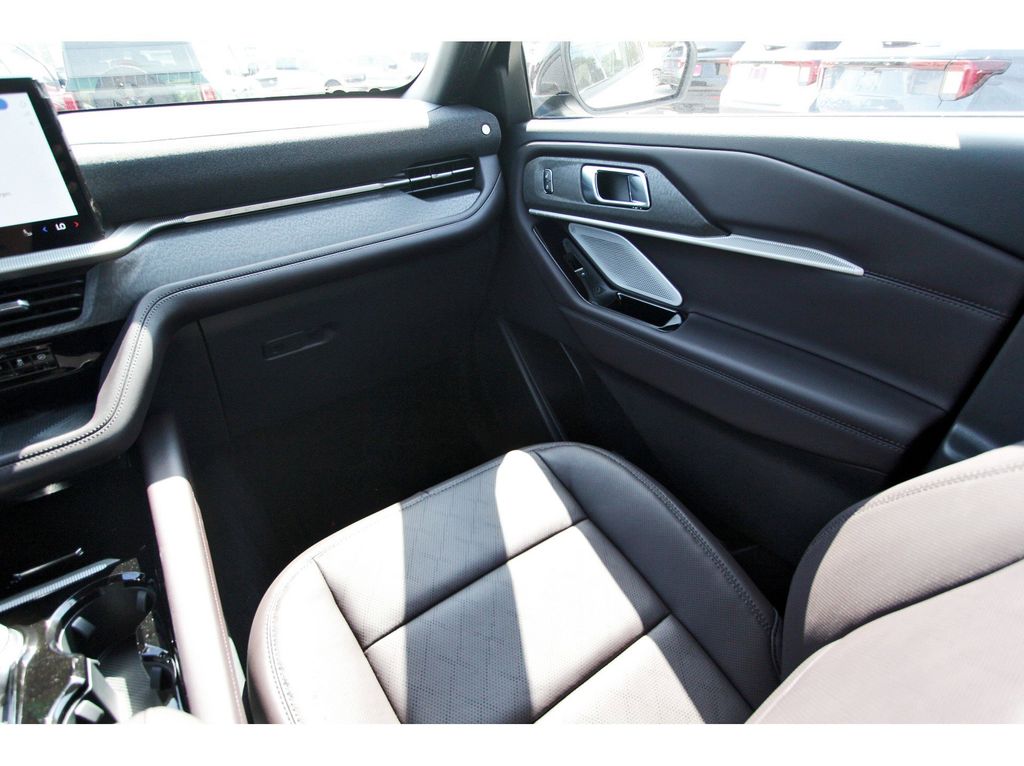 2025 Ford Explorer Platinum photo 4