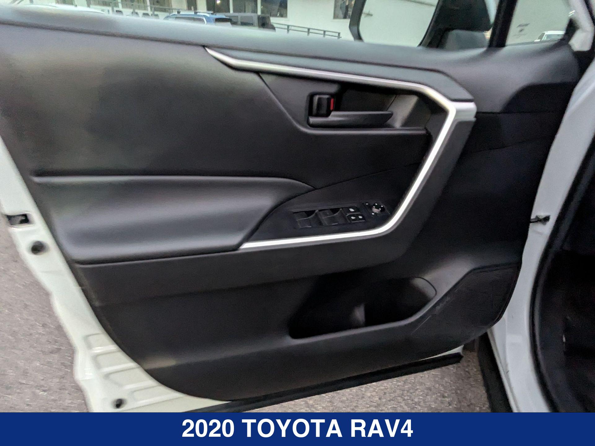 2020 Toyota RAV4 Hybrid LE photo 2
