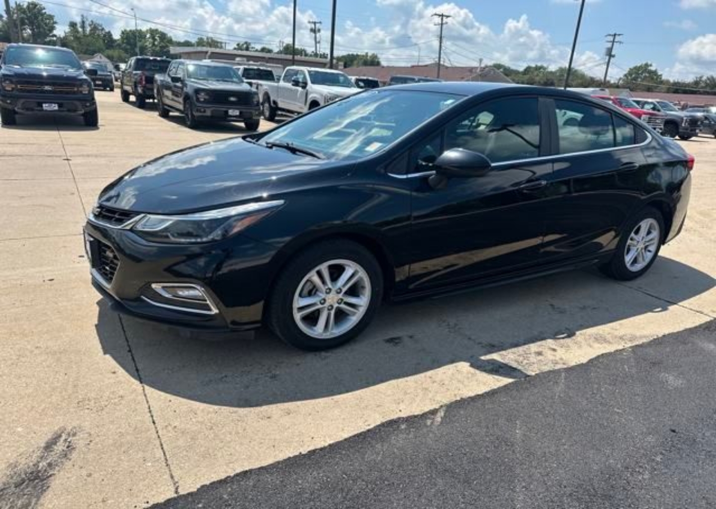 Used 2018 Chevrolet Cruze LT with VIN 1G1BE5SM9J7213683 for sale in Fremont, NE