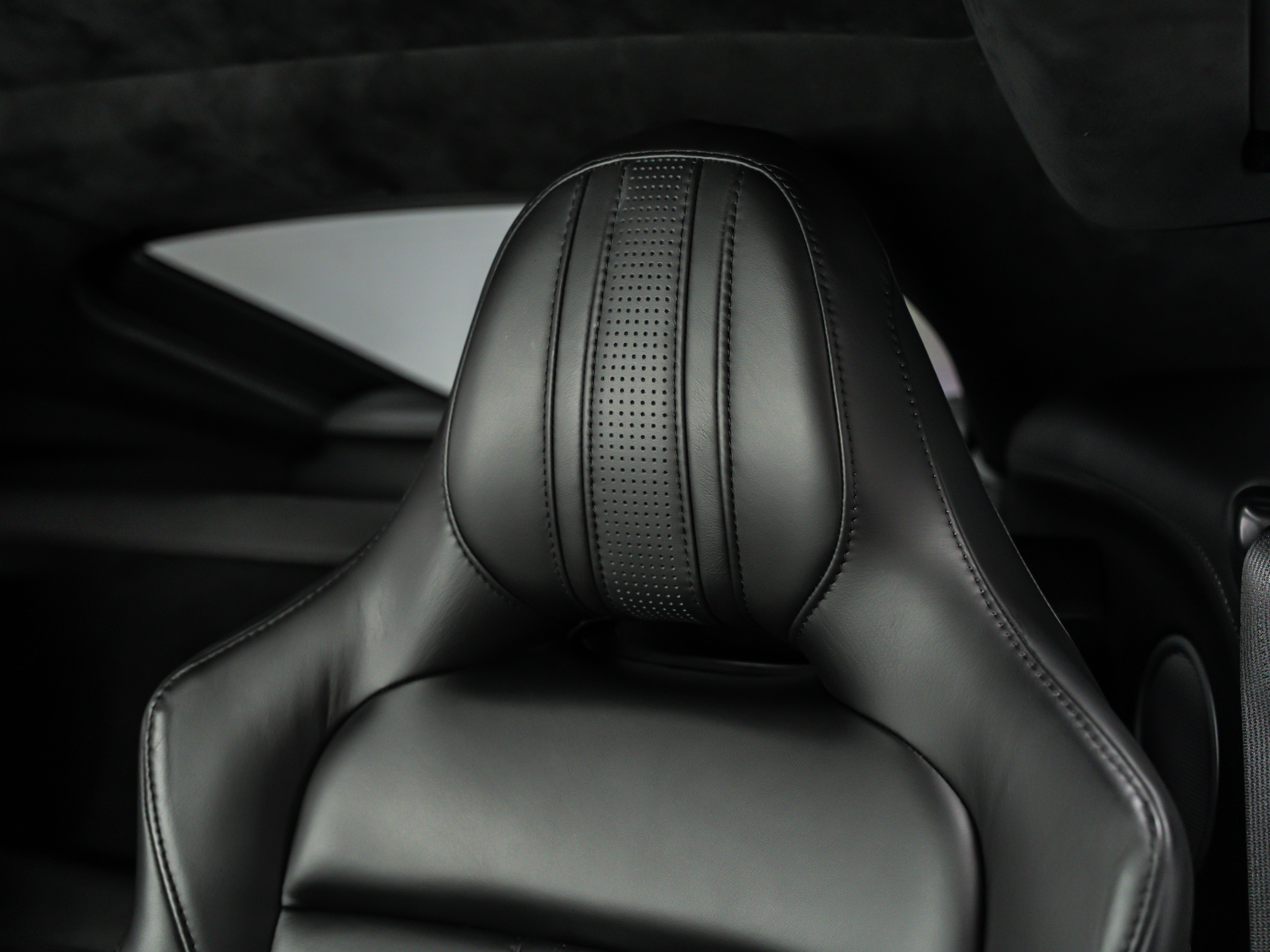 2021 Aston Martin Vantage photo 2