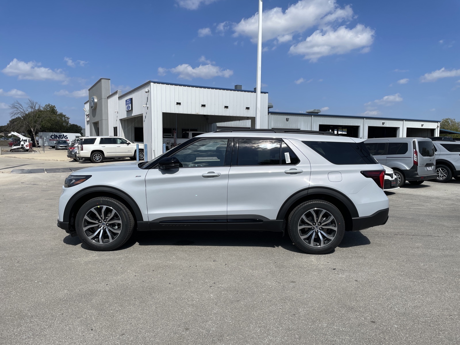 2026 Ford Explorer ST-Line photo 2