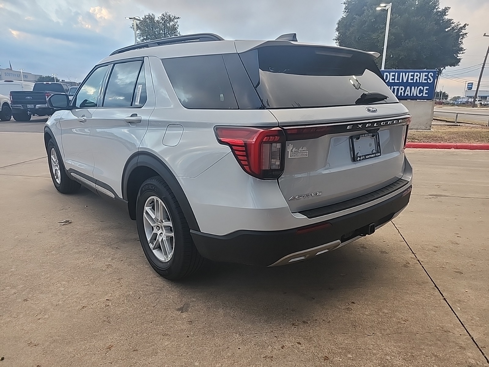 2025 Ford Explorer photo 2