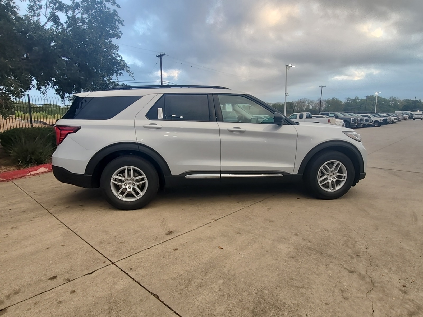 2025 Ford Explorer photo 3