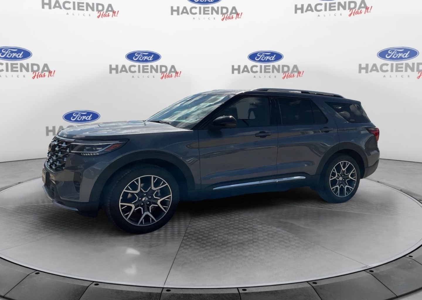 2025 Ford Explorer Platinum's photo