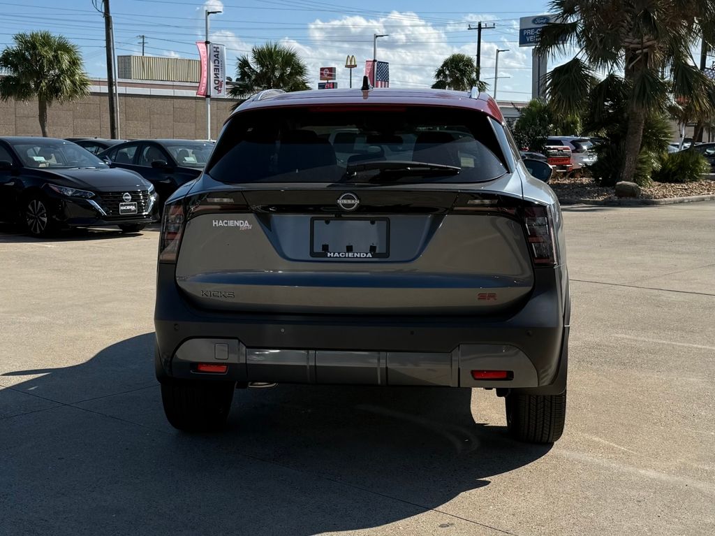 2026 Nissan Kicks SR photo 2