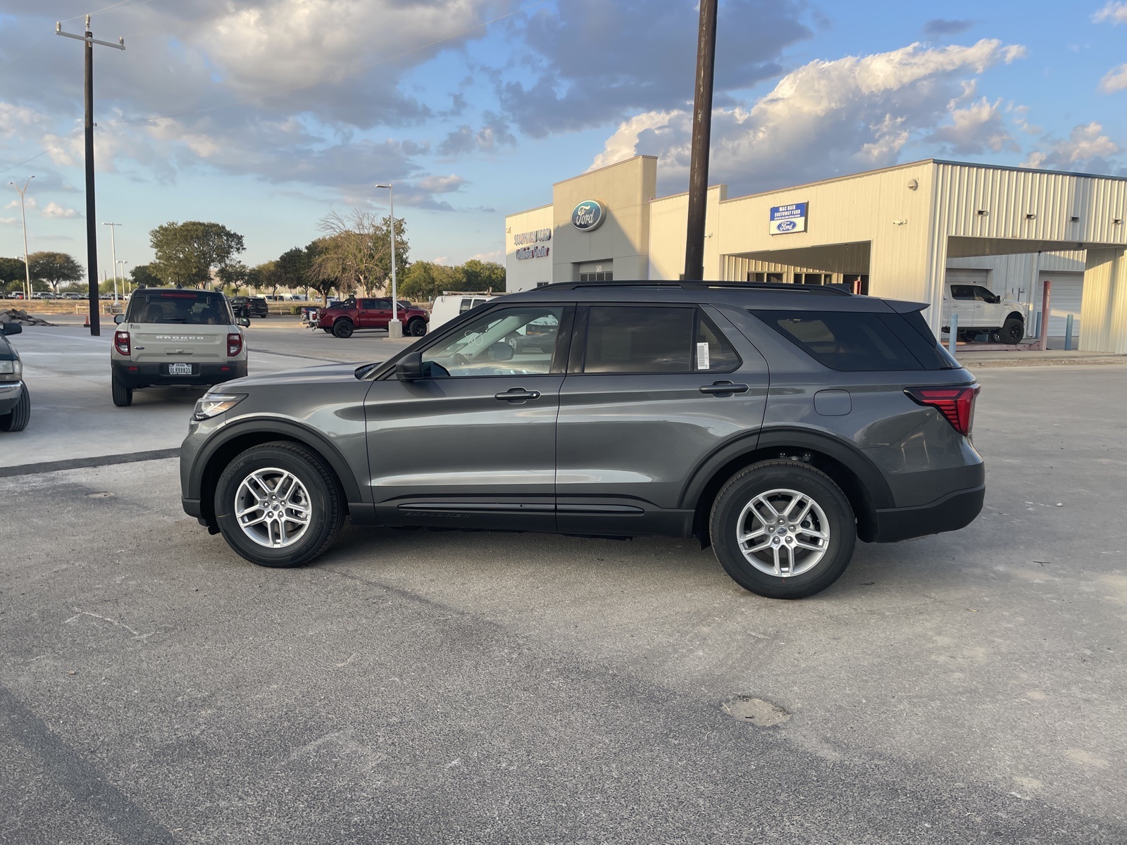 2026 Ford Explorer photo 2