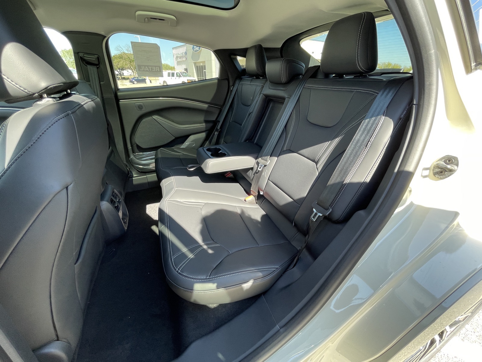 2025 Ford Mustang Mach-E Premium photo 4