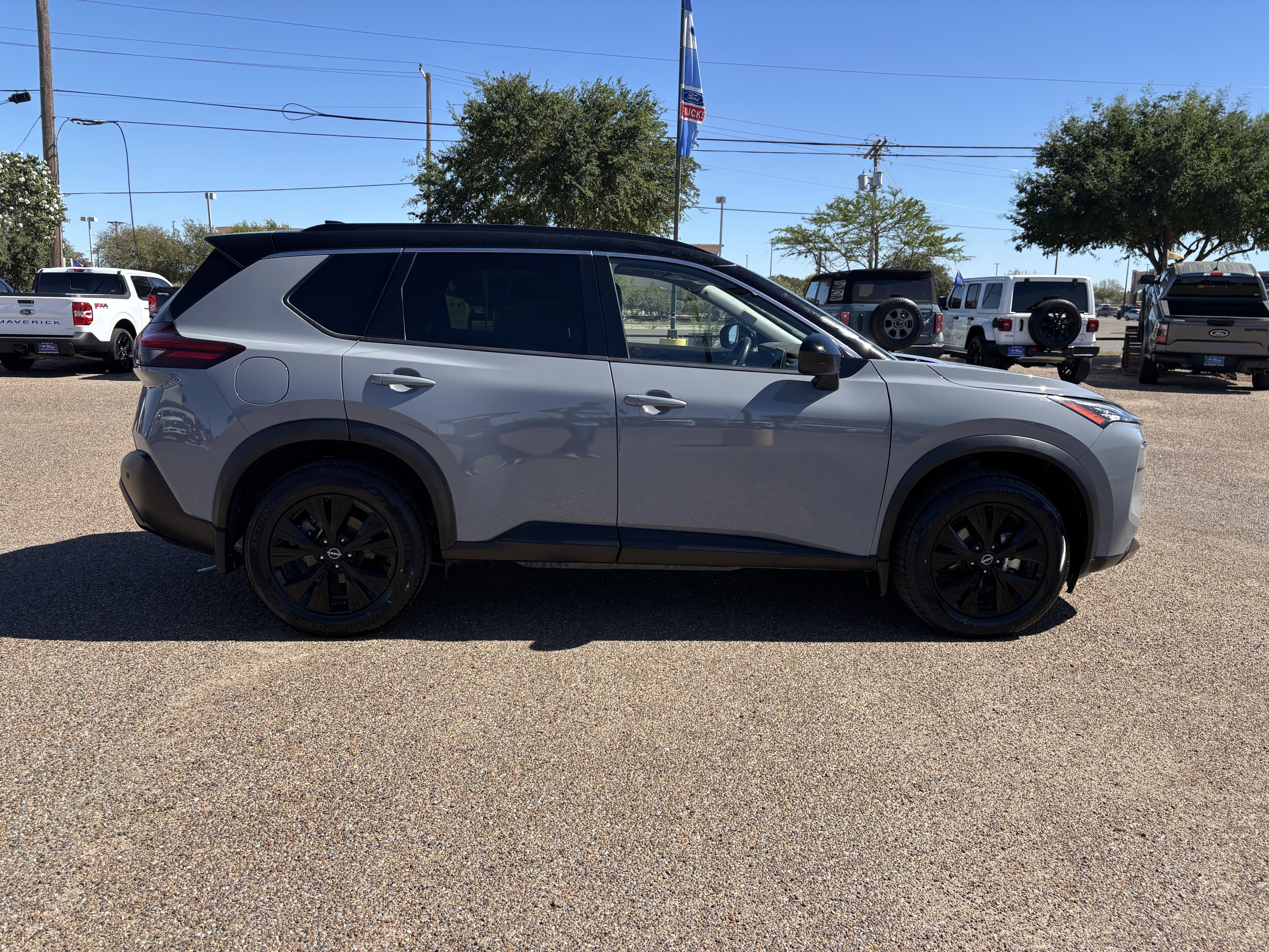 2023 Nissan Rogue SV photo 4