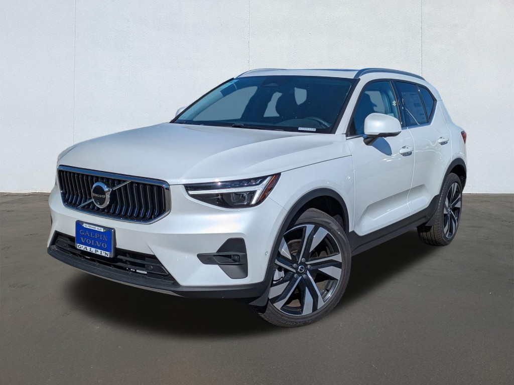 2025 Volvo XC40 B5 Ultra Bright Theme
