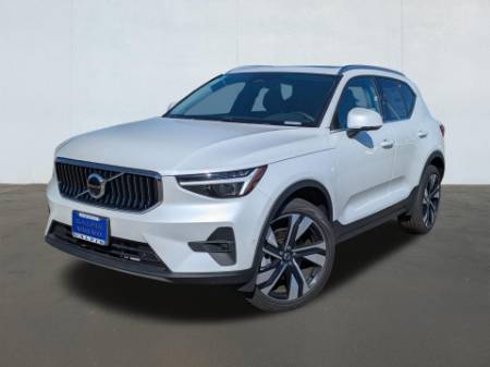 2025 Volvo XC40 B5 Ultra Bright Theme