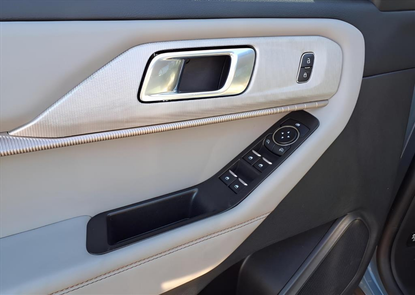 2025 Ford Explorer Active - Photo 11