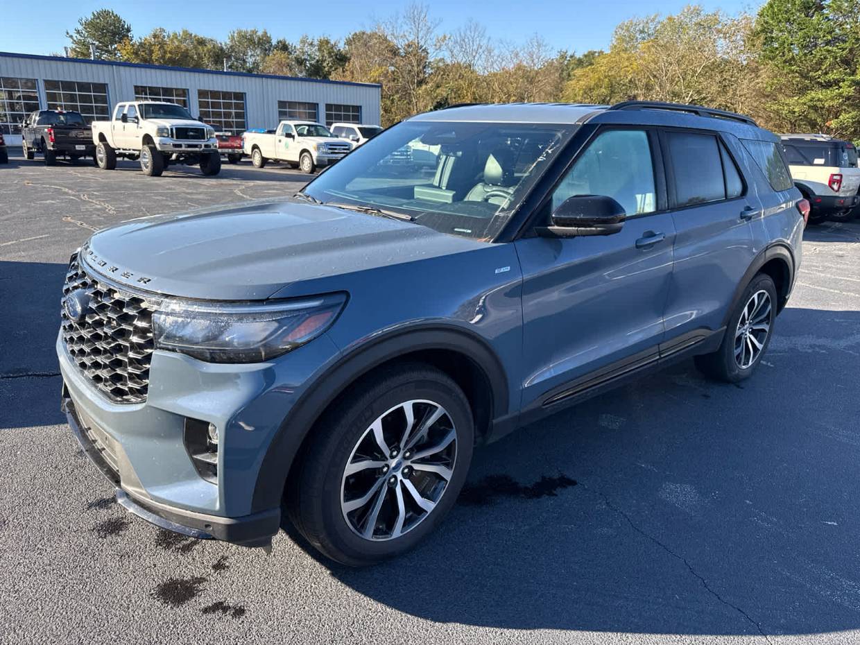 2025 Ford Explorer ST-LINE's photo