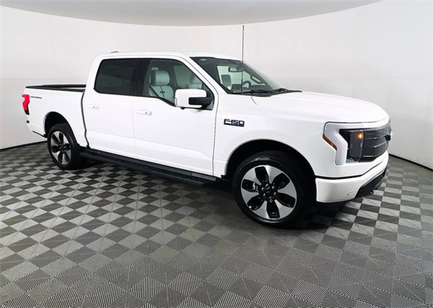 2025 Ford F-150 Lightning Platinum's photo