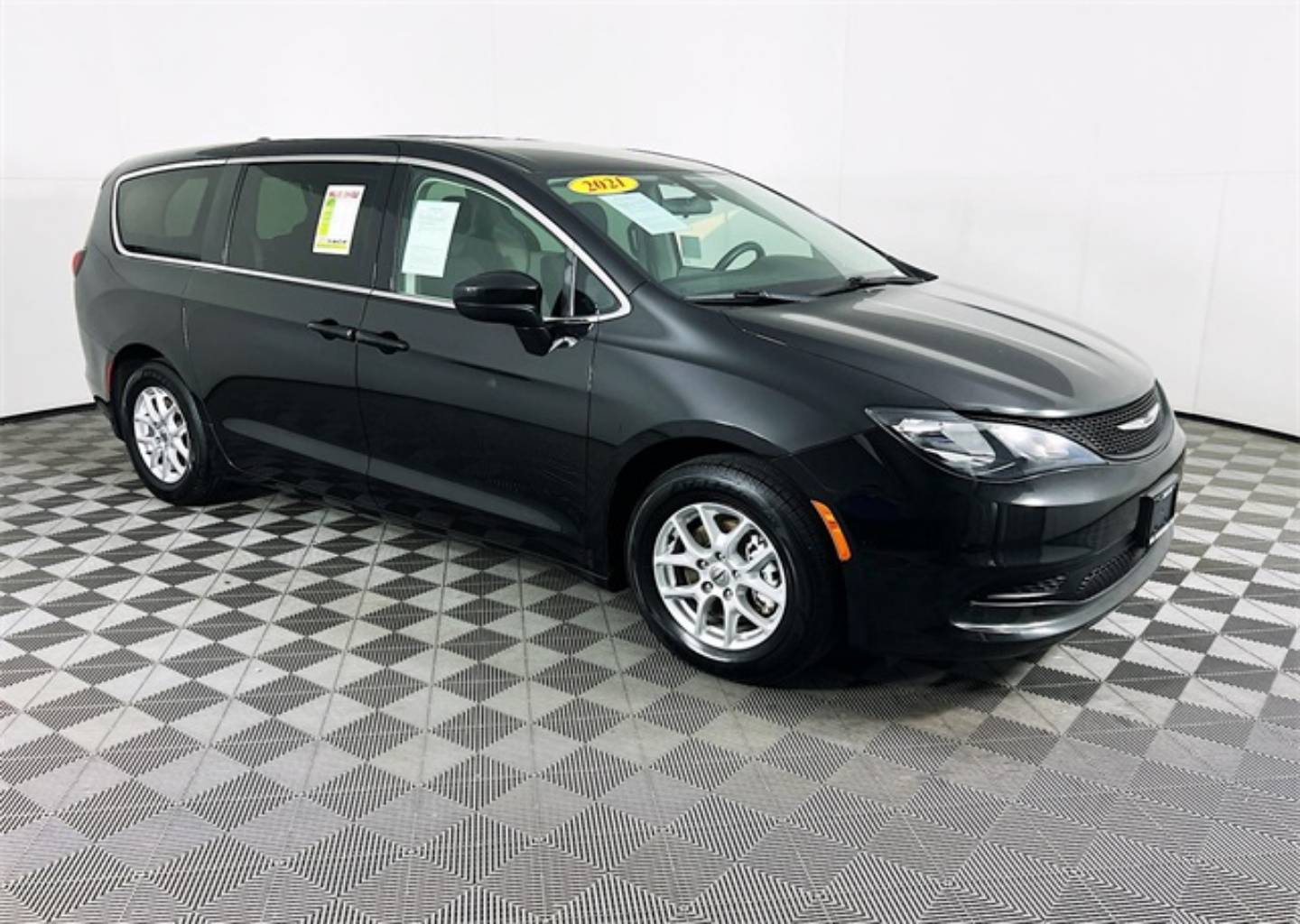 2021 Chrysler Voyager LX's photo